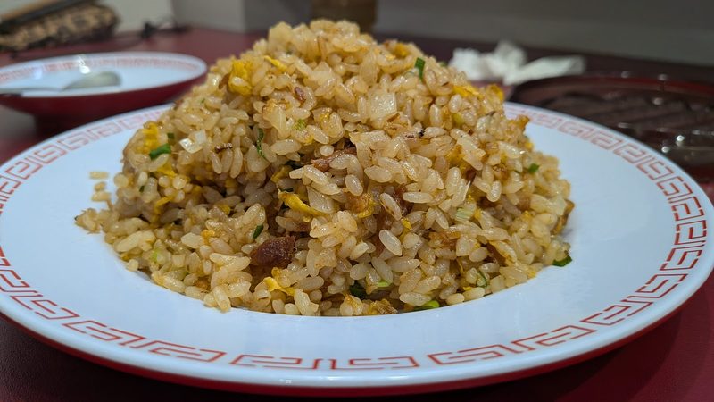 皿に山盛りにした、こんがり色のチャーハン