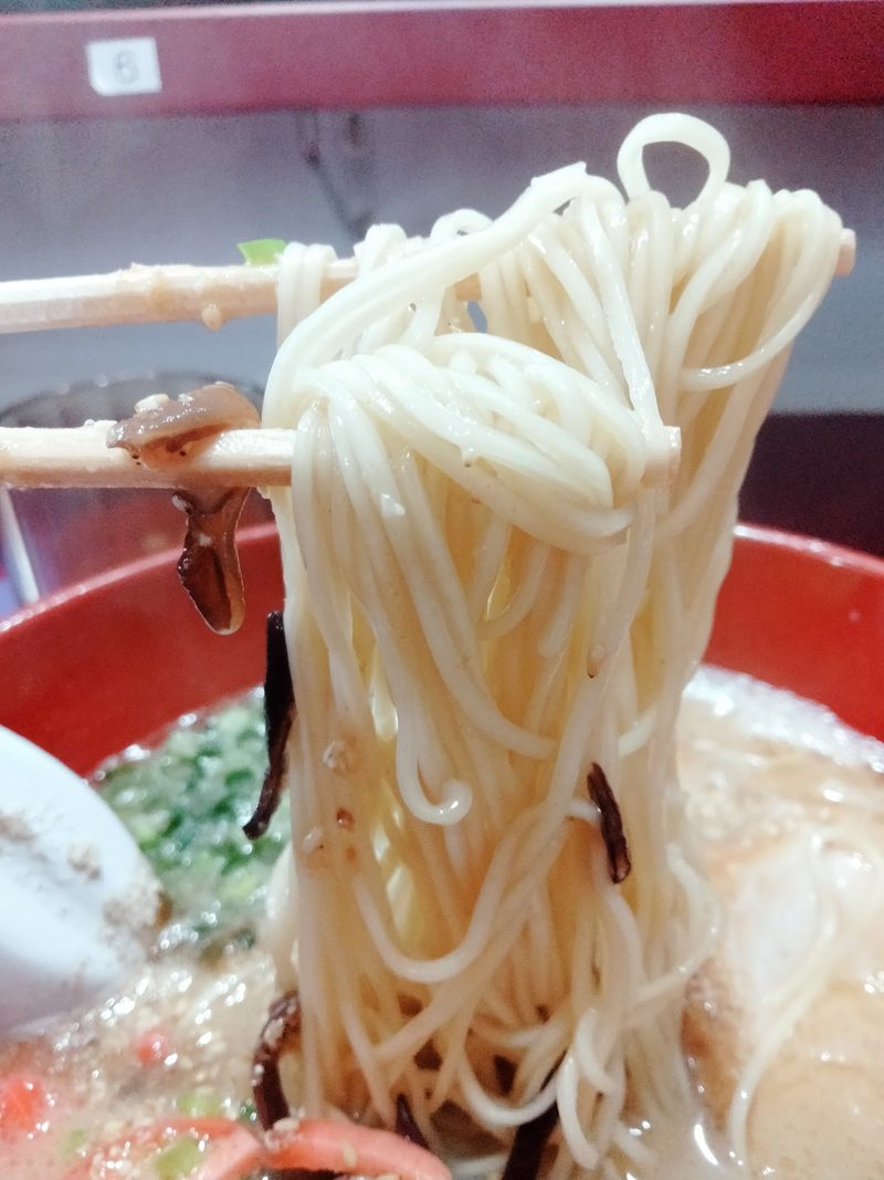 豚骨スープから持ち上げた細いストレート麺