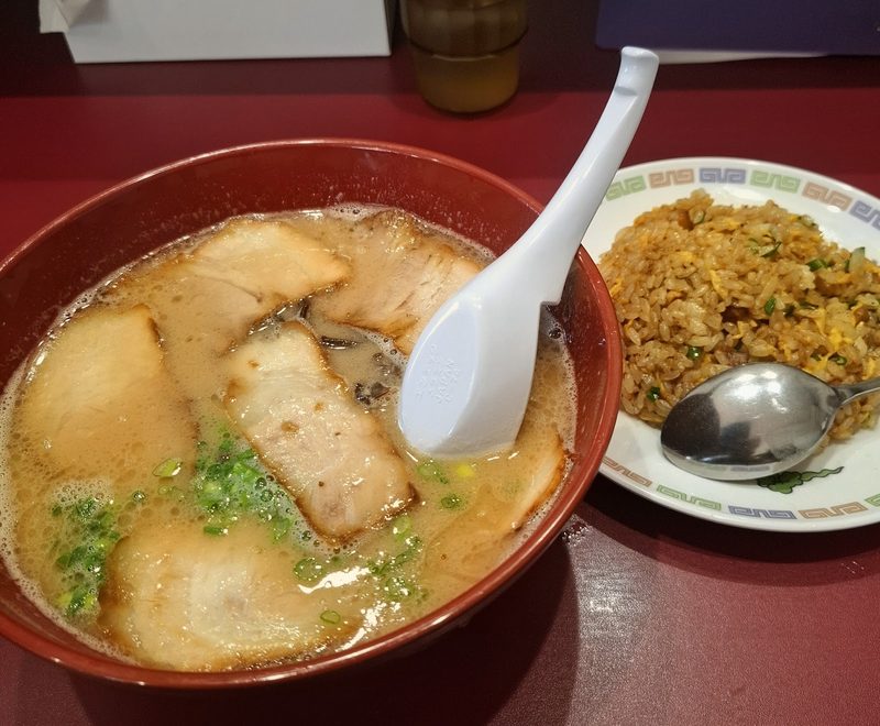 チャーシューをのせた豚骨ラーメンとチャーハンの組み合わせ