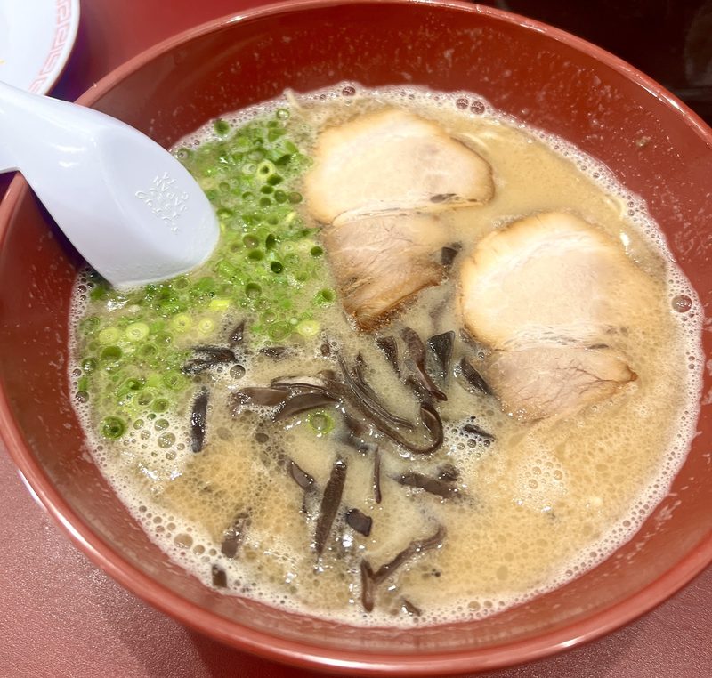 上から見た、チャーシュー、ネギ、キクラゲの豚骨ラーメン
