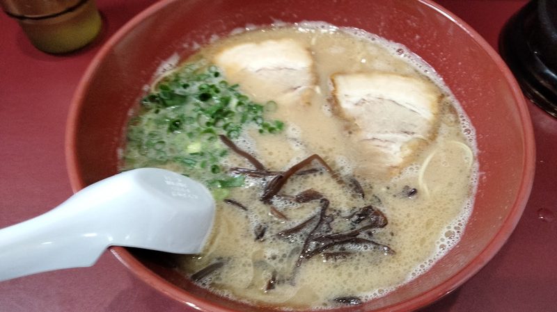 白いれんげを添えた、キクラゲとチャーシューの豚骨ラーメン